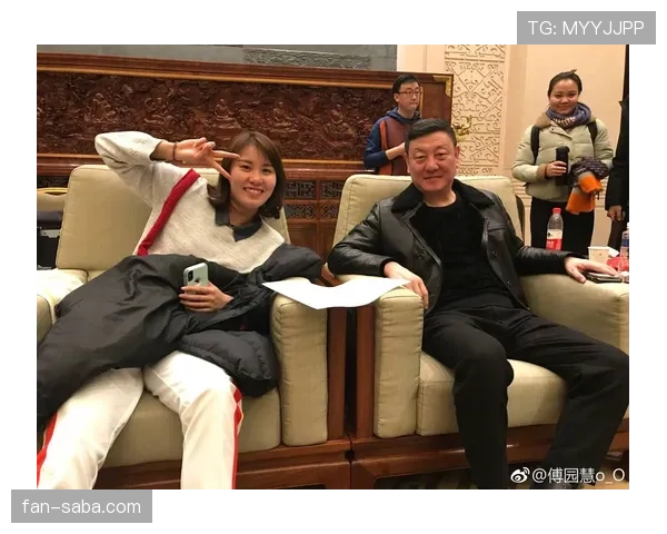 傅园慧又穿百元T挑战名媛派对，感觉她和豪门真是两个世界啊！