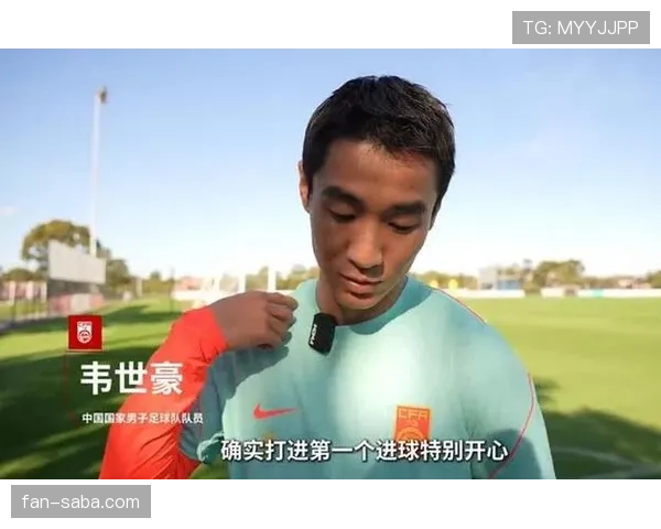 韦世豪又在场边摔毛巾了，这脾气是真压不住还是演给谁看？